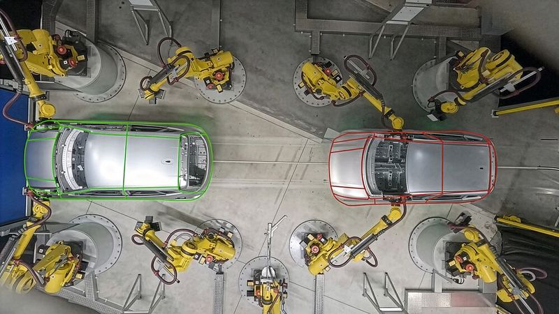 The integrated 6D offset correction automatically compensates for position and location tolerances of the car body. Geometric features are recorded, the position in space is calculated, and the sensor movement paths are adjusted accordingly. (Image:Micro-Epsilon)