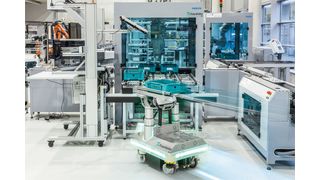 Fahrerlose Transportfahrzeuge (FTF) ermöglichen es, Material und Werkzeuge flexibel durch die Smart Factory zu transportieren. (Bild: Fraunhofer-IPA)