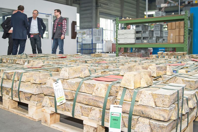 KWC verfügt selbst über eine enorm hohe Fertigungstiefe: Im Bild die gelieferten Messing-Barren, die anschliessend direkt vergossen werden. (Bild: Thomas Entzeroth)