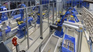 Die Reinigungsanlage verfügt durch zwei identische Entnahmeplätze mit insgesamt acht Motoman GP12 Robotern über ausreichende Kapazität.   (Bild: Yaskawa Europe GmbH)