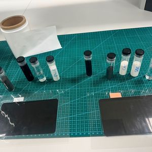 Das sind die Ausgangsmaterialien für eine Batterie. Sie müssen vor der Verarbeitung in Sachen Qualität geprüft werden. Darunter befinden sich diverse Kohlenstoffverbindungen, aber auch Lithium, wenn es um Lithium-Ionen-Batterien geht.(Bild:  Th. Isenburg)
