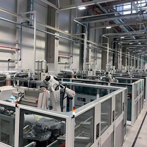 Acht vollautomatische Produktionskreissägen längen stangenförmige Halbzeuge bis 180 Millimeter Durchmesser bei SEW-Eurodrive in der Smart Factory Halle Nord bei Karlsruhe auf Sollmaß ab. Die Versorgung geschieht über Kasto-Systeme.(Bild:  Kasto)