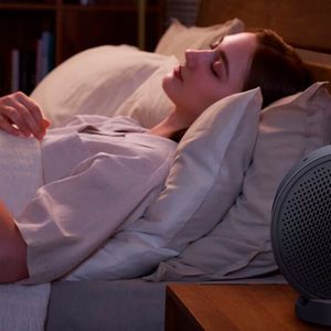 Ein eingebauter Sleep Timer beendet die Wiedergabe zu einem vordefinierten Zeitpunkt. Der Eye-Care-Modus passt die Farben der Projektion so an, dass man besser einschlafen kann.(Bild:  Benq)