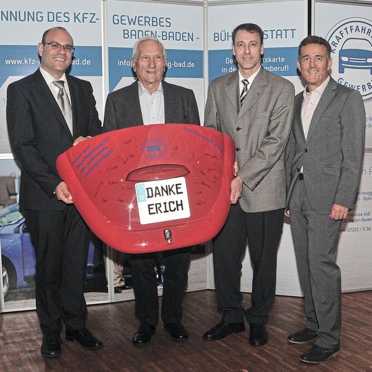 Kfz-Innung Baden-Baden, Bühl, Rastatt zeichnet langjähriges Engagement aus: (v.li.) Geschäftsführer Ruben Schäfer, Erich Regenold (42 Jahre Innungsarbeit) und Andreas Haitzler (15 Jahre Innungsarbeit) sowie Obermeister Dieter Burkart. (Bild:  Zietz)
