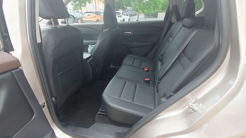 7. Der Platz für die Insassen: Wie bereits erwähnt, ist der X-Trail ein perfekter Langstreckenbegleiter. Die Insassen im Fond profitieren von einer ordentlichen Bein- und Kopffreiheit. Längs verschiebbare Sitze und die Möglichkeit, die  Neigung der Rücksitzlehnen zu verstellen, erhöhen den Reisekomfort.   (Bild: Mauritz – VCG)