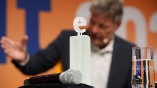 Wer für 2026 die Trophäe des Elektrifying Ideas Award des ZVEI mit nach Hause nehmen darf, entscheidet sich am 20. Mai in Berlin. Fest stehen bis jetzt schon die drei Nominierten ... (Bild: ZVEI / Mark Bollhorst)