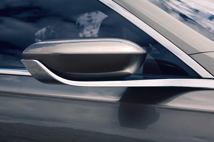 Matt glänzendes Aluminium umfasst die Außenspiegel, die so gestreckt und flach wirken. (Foto: BMW)