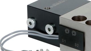 The wedge clamp with clamping bolts, positive-locking safety step
and adapter plate ensures safety at the pressing tappet. (Roemheld)