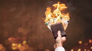 Wenn Steuergelder verbrennen, schaut der BdSt genau hin (photoschmidt - stock.adobe.com)