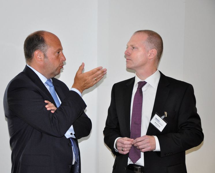 Heinrich Rosier (li.), Geschäftsführer des Autohauses Rosier in Menden, und Bernd Brauer diskutieren über  den maßgeschneiderten Verkauf und eine erfolgreiche Kundenbindung. (Archiv: Vogel Business Media)
