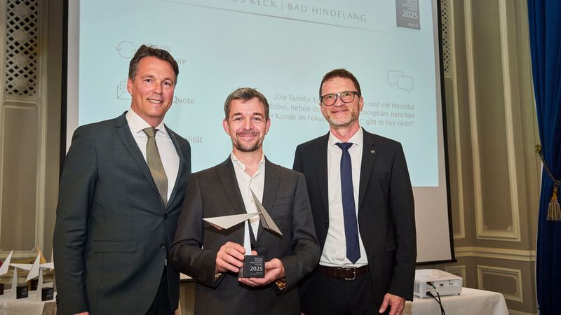 Platz zwei in der Kategorie Service ging an das Autohaus Keck. Martin Keck (Mitte) nahm den Award aus den Händen von Mazda-Deutschland-Geschäftsführer Bernhard Kaplan (li.) und Servicedirektor Gerd Meyer entgegen. (Bild: Silke Steinraths Photography)