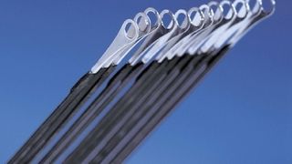 Faserverbundwerkstoff im Einsatz: Beim IGOREX-Fadenführer besteht der Federkörper aus Endlos-Kohlefasern mit Polyamid 12 (PA 12) und die Präzisionsöse aus Stahl. 
     Bilder: faigle (Archiv: Vogel Business Media)