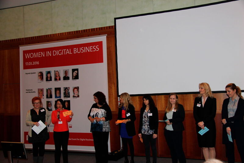 Andera Gadeib, CEO bei Dialego, und die Teilnehmerinnen des Worldcafés „Women Digital Entrepreneurship“. (Bild: Vogel IT-Akademie)