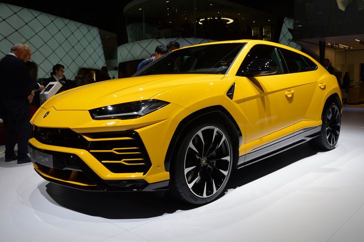 Das Lambo-SUV Urus geht im Frühjahr für rund 180.000 Euro an den Start. Der Urus steht auf der selben Plattform wie der Audi Q7 und der Bentley Bentayga, soll aber deutlich performance-orientierter sein. ( Schreiner/»kfz-betrieb«)