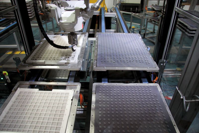 Links die Trägerpaletten für weitere Prozesse, wie Reinigung usw. Rechts die Produktionspalette, die direkt aus dem Sinterofen kommt. (Bild: M. Böhm, SMM)
