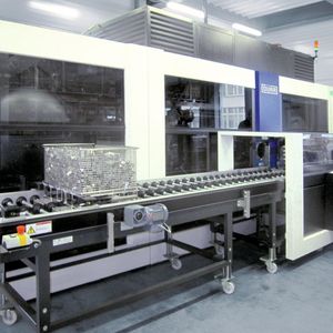 Die Eco C Core wird bei SFS Intec mit modifiziertem Alkohol betrieben. Das für die Anforderungen maßgeschneiderte Anlagenkonzept ist mit einem dritten Flutbehälter ausgestattet.