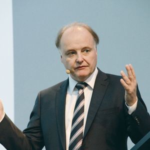 Dr.-Ing. Gunther Kegel, VDE-Präsident und Vorsitzender der Geschäftsführung der Pepperl + Fuchs GmbH, betonte  in seiner Einführungsrede zum Industrie 4.0 Practice Summit, dass die Digitalisierung schon sehr viele Bereiche erfasst hat. 
