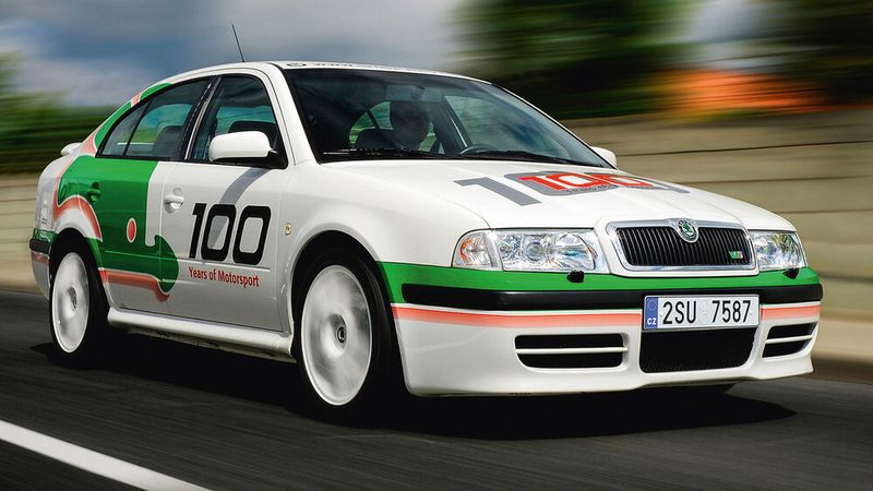Zum 100-jährigen Bestehen der Motorsportaktivitäten von Skoda geht im Jahr 2001 der 235 km/h schnelle Octavia RS an den Start. (Bild: Skoda)