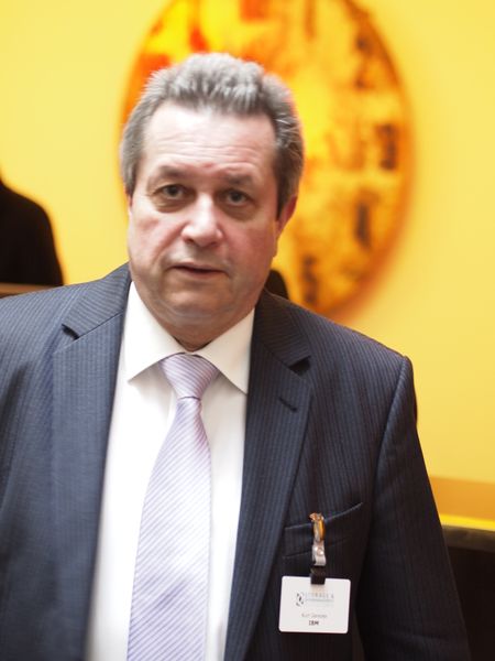 Keynotespeaker Kurt Gerecke, IBM, hatte, wie immer, die volle Aufmerksamkeit seiner Zuhörer. Er beherrscht seine aktuellen Themen Flash-Speicher und Festplatte vom Silizium bis hin zu Wirtschaftlichkeitsberechnungen. Und das alles in den von der Akademie vorgeschriebenen 35 Minuten, wenn man ihn nicht unterbricht. Der aktuell vieldiskutierten Wandel von der NAND-Zelle zu einer PCM-Zelle , wird seiner Meinung nach gar nicht bemerkbar sein: 