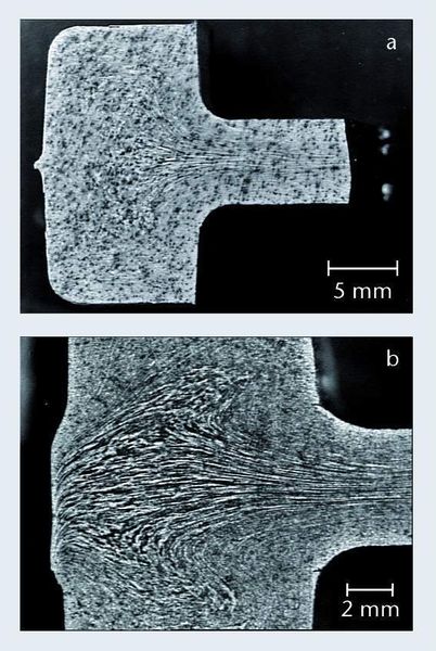 Bild 3: Metallografische Aufnahmen der Faserverläufe eine skonventionell geschmiedeten und abgegrateten (3a) und eines praktisch gratlos geschmiedeten (3b) Bauteils. (Archiv: Vogel Business Media)