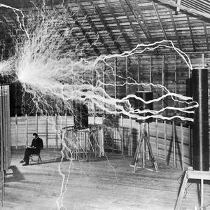 Das Labor in Colorado Springs - die Blitze sind durch Langzeitbelichtung entstanden als Tesla nicht im Raum war.(Bild:  Nikola Tesla, with his equipment Wellcome M0014782 / / CC BY )