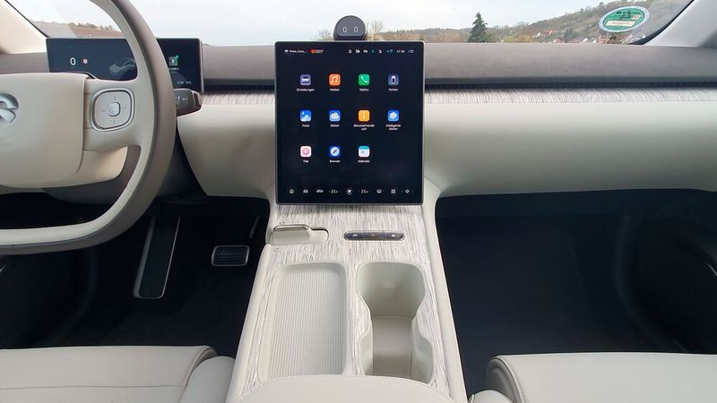 5. Die Bedienung: Sämtliche Funktionen werden über das 12,8 Zoll große zentrale Display in der Mittelkonsole gesteuert, das zu schweben scheint. Die grafische Darstellung lässt keine Wünsche offen. Die wichtigsten Funktionen sind zwar sinnvoll angeordnet, doch im Display sind so viele Funktionen integriert, das man manchmal etwas länger in Untermenüs suchen muss, um fündig zu werden. (Bild: Mauritz – VCG)