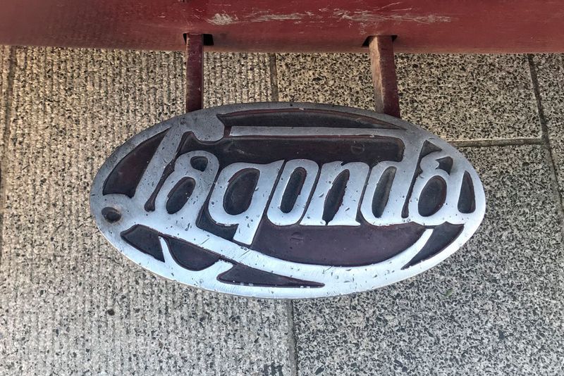 Ein großer Name, der hier als Trittbrett fungiert. (Grimm/»kfz-betrieb«)