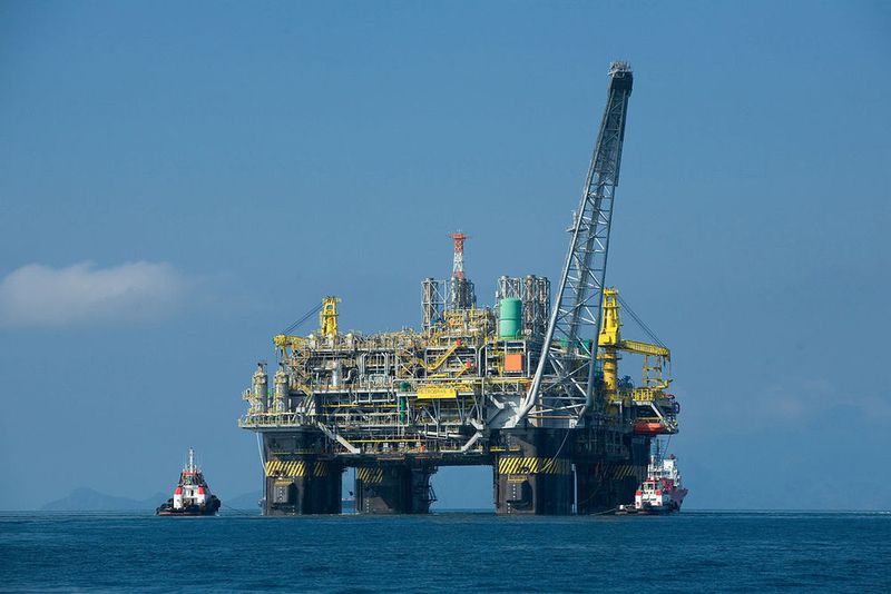 Petrobras ist ein brasilianisches halbstaatliches Mineralölunternehmen mit Sitz in Rio de Janeiro. CEO bei Petrobras ist der Brasilianer Pedro Parente. (Bild: Oil platform P-51 / Divulgação Petrobras / CC BY 3.0)