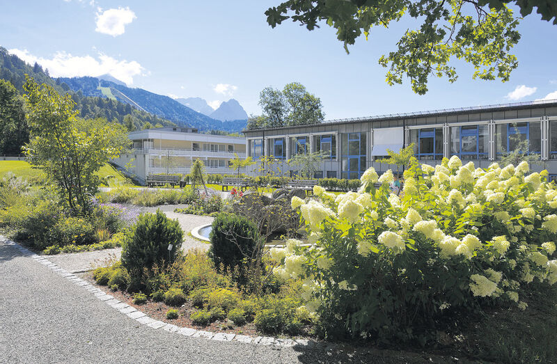 Idyllisch liegt das Klinikum Garmisch-Partenkirchen im Herzen des Werdenfelser Landes (Bild: Isgus)