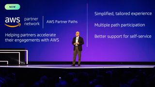 Doug Yeum, scheidender Head of Worldwide Channels & Alliances, stellte die AWS Partner Paths auf der re:Invent 2021 vor. (Bild: AWS)