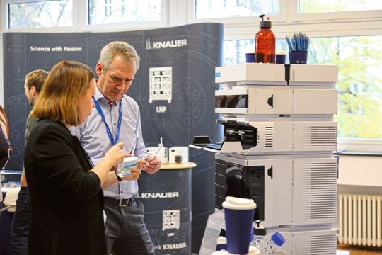 In den Pausen des 12. Praxistages HPLC gab es viele Gelegenheiten zu Hands-on an den HPLC-Anlagen der Aussteller.(Bild:  VCG)