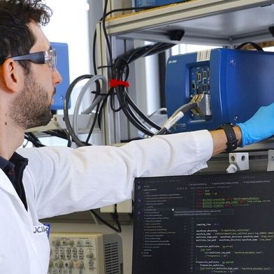 Laboraufbau zur computergestützten Echtzeit-Impedanzmessung an einer Lithium-Ionen-Batteriezelle zur Analyse des Zustands. (Bild: Fraunhofer)