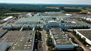 Mercedes-Benz bietet das Smart-Werk in Hambach zum Verkauf an. Die Coronakrise und der Transformationsprozess zwingen den OEM laut eigener Angaben zur Ausdünnung des Produktionsnetzwerkes. (Daimler)