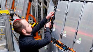 Die erste von zwei Fertigungslinien für Batteriesysteme in Braunschweig läuft. (Volkswagen)