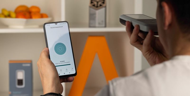 Der Atem-Aceton-Analysator Nutrion wird über eine Smartphone-App bedient und ermöglicht die selbstständige Messung von Atemaceton als Biomarker des Fettstoffwechsels.(Bild:  Alivion AG)