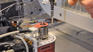 Abb. 1: Detailaufnahme des Gerstel-Pyro-Moduls, das sich in die Thermal Desorption Unit (TDU) integrieren lässt. Die Bestückung erfolgt automatisiert mittels Multi Purpose Sampler (MPS).  (Bild: Guido Deußing)