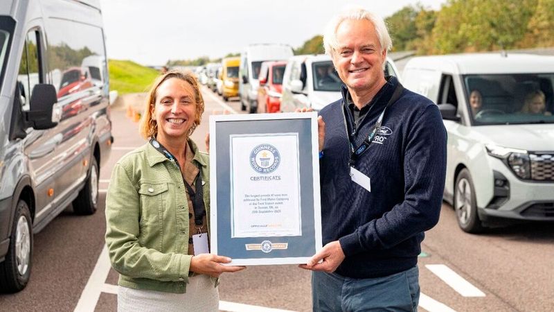 Mandy Dean, Direktorin Nutzfahrzeuge, Ford of Britain and Ireland, und Hans Schep, General Manager Ford Pro Europa, freuten sich über das Zertifikat. (Bild: Ford)