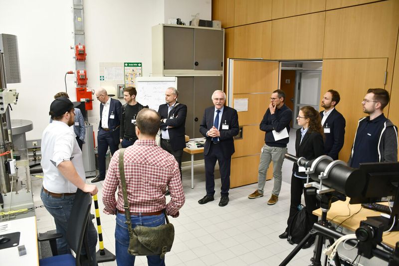 Laborführungen boten einen Einblick in die Forschungsmöglichkeiten im LLK der Hochschule Landshut. (Bild: Hochschule Landshut)
