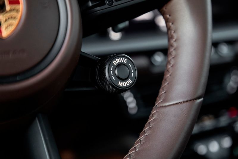 Über das kleine Rädchen am Lenkrad lassen sich die unterschiedlichen Fahr-Modi auswählen: Neu ist der sogenannte „Wet Mode“. (Porsche)