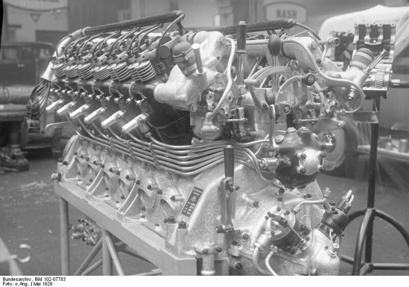 Einer der fünf riesigen Maybach-Zeppelin-Motoren von 550 PS, Herz des Zeppelins.  (gemeinfrei)