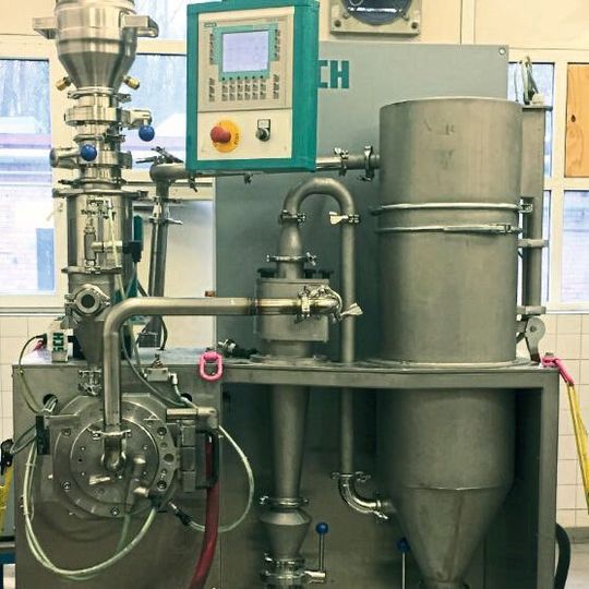Durch das zum Patent angemeldete Verfahren der Vermahlung mit nachgeschalteter Sichtung von Seltenerdpulvern wird eine hohe Qualität der Rohstoffe für die Fertigung von Seltenerdmagneten erreicht. Durch das zum Patent angemeldete Verfahren der Vermahlung mit nachgeschalteter Sichtung von Seltenerdpulvern wird eine hohe Qualität der Rohstoffe für die Fertigung von Seltenerdmagneten erreicht.