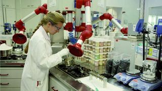 1	 Im Prozesslabor von Schwan-Stabilo werden u.a. peptisierbare Sole, niederviskose Hydrogele und Suspoemulsionen, die zur Herstellung von Kosmetik-Produkten verwendet werden, mit einem Rheometer untersucht. (Archiv: Vogel Business Media)