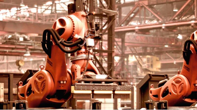 Die Stahlindustrie verlangt den Robotern einiges ab. Sie müssen extreme Bedingungen ertragen. Der Roboter von Kuka schlägt sich aber wacker beim Handling von Spezialprofilen aus Stahl. (Kuka)