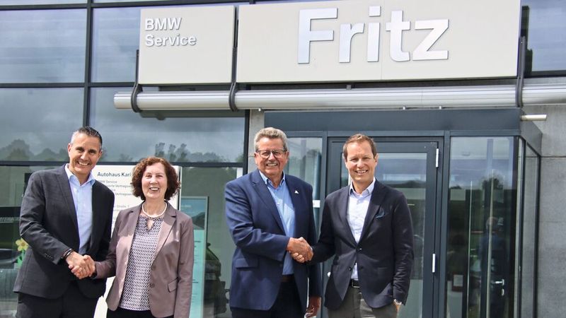 Die Unterberger-Gruppe übernimmt das Autohaus Karl Fritz in Pfullendorf. Im Bild: Gerald Unterberger (l.), Dieter Unterberger (r.) sowie die Unternehmer Karl und Monika Fritz.(Bild:  Unterberger)