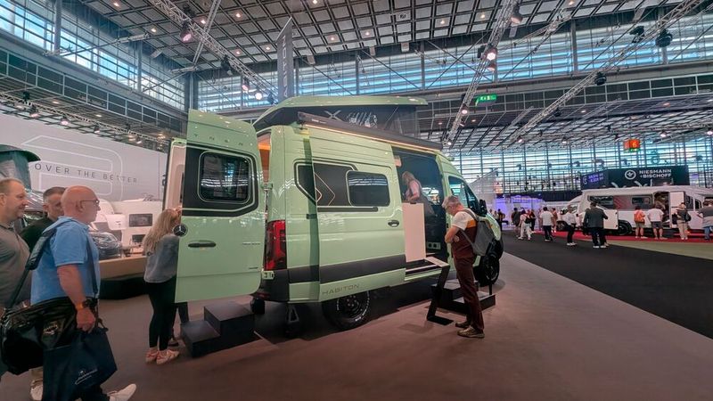 Bürstner hat sein Modellangebot drastisch verschlankt und drei neue Modelle aus der Taufe gehoben, die auf dem Caravan-Salon standen. Eines davon ist der Habiton,  ein Campervan auf Sprinter-Basis mit einem verschiebbaren Bad. (Bild: Mauritz – VCG)