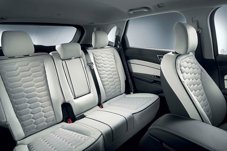 Im Innenraum soll der Premiumcharakter durch Lederapplikationen in den Sitzen, der Innenverkleidungen der Türen und der Armlehne zwischen den Sitzen, der Mittelkonsole und der Armaturentafel unterstrichen werden. (Ford)