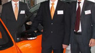 (v.li.): Wolfgang Booms, Geschäftsführer Marketing und Vertrieb der Ford-Werke, Andreas Mutschler, Geschäftsführer des Automobilforums Kropf, und Markus T. Hofmann, Vorstand der AVAG Holding, freuen sich auf die Zusammenarbeit. (Archiv: Vogel Business Media)