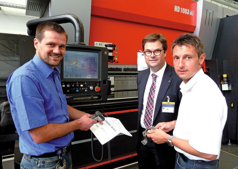 Sie haben die richtige Entscheidung für sich und für Krones getroffen: (v. l.) Walter Schwarzbeck, Leiter Produktionsteam Fertigung Segment 41, 44, Elmar Ebner, Handlungsbevollmächtigter Amada GmbH, und Martin Landendinger, Leiter Produktionseinheit Blech bei Krones. (Bild: Kuhn)
