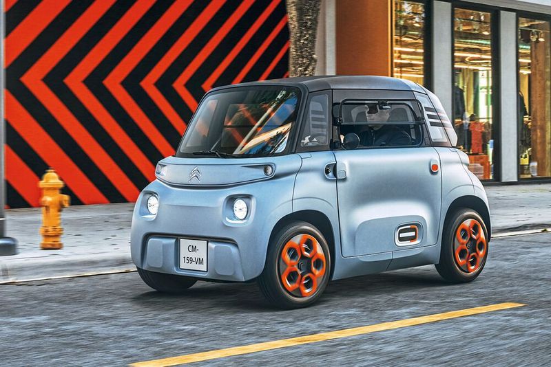 Das Auto sieht von vorne und hinten relativ gleich aus und erinnert wie schon die Studie ein wenig an ein Lego-Auto. (Bild: maison-vignaux @ Continental Productions)