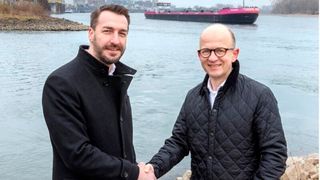 Das hat ja toll geklappt! Von links: Steffen Bauer, CEO HGK Shipping, und Hanno Brümmer, Leiter Supply Chain and Logistics EMEA bei Covestro, freuen sich über die erfolgreiche Erstbeladung des neuen Niedrigwasserschiffs Courage im Chempark Leverkusen.  (Bild: Covestro / M. Rennertz)